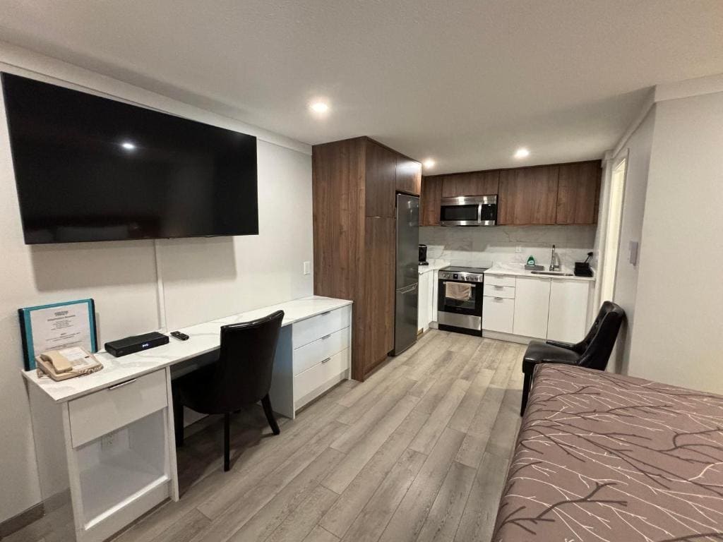 Deluxe King Suite room - Image 3