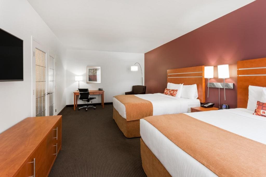 Family Suite, Two King Beds, Kitchenette, Non Smoking room - Image 1