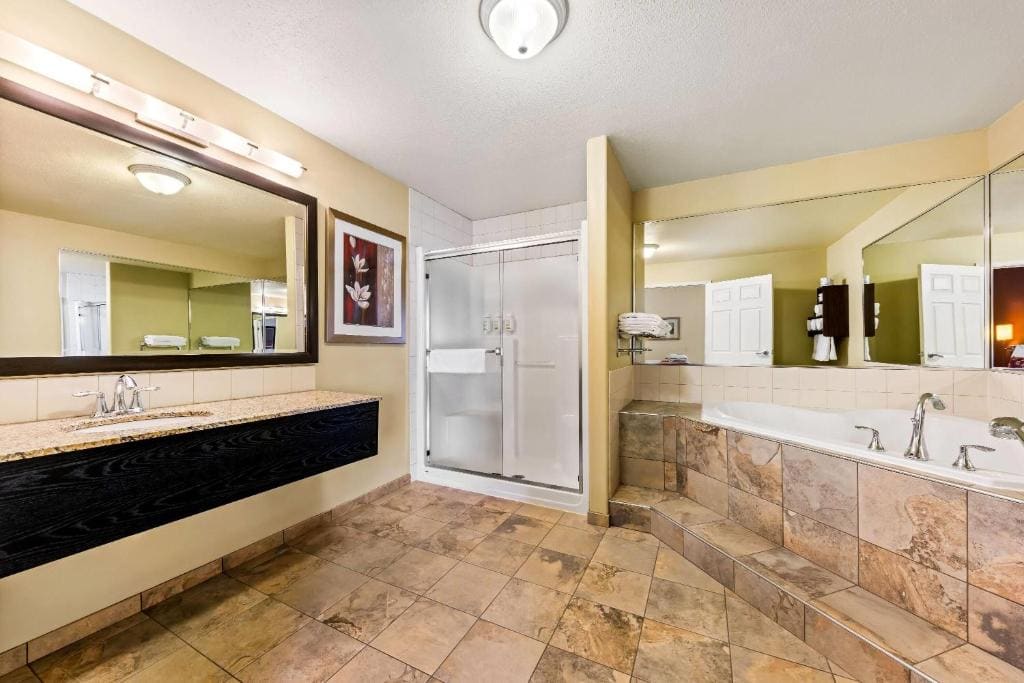 Jetted Tub Suite, King Bed, Kitchenette, Non Smoking room - Image 2