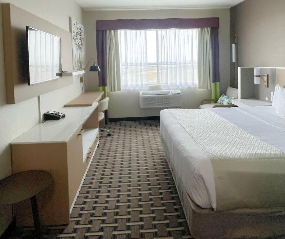 Business Executive Junior King Suite with Sofa Bed - Non-Smoking room - Image 2