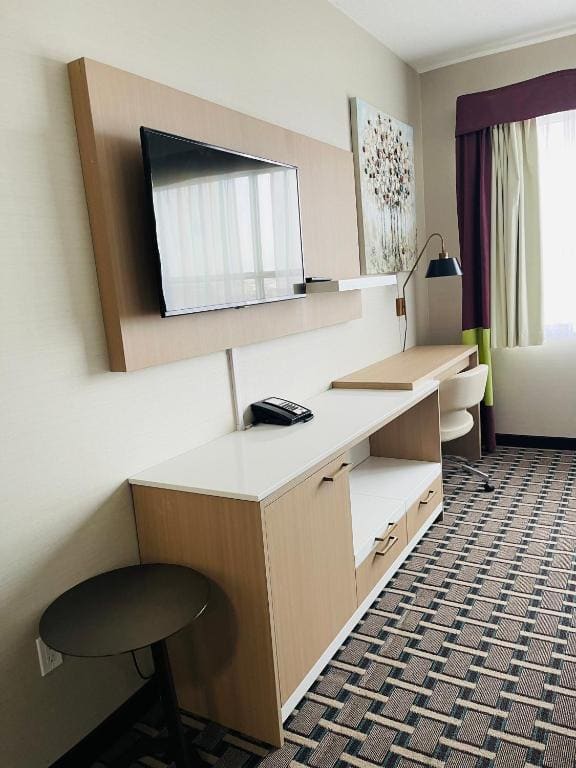 Business Executive Junior King Suite with Sofa Bed - Non-Smoking room - Image 1