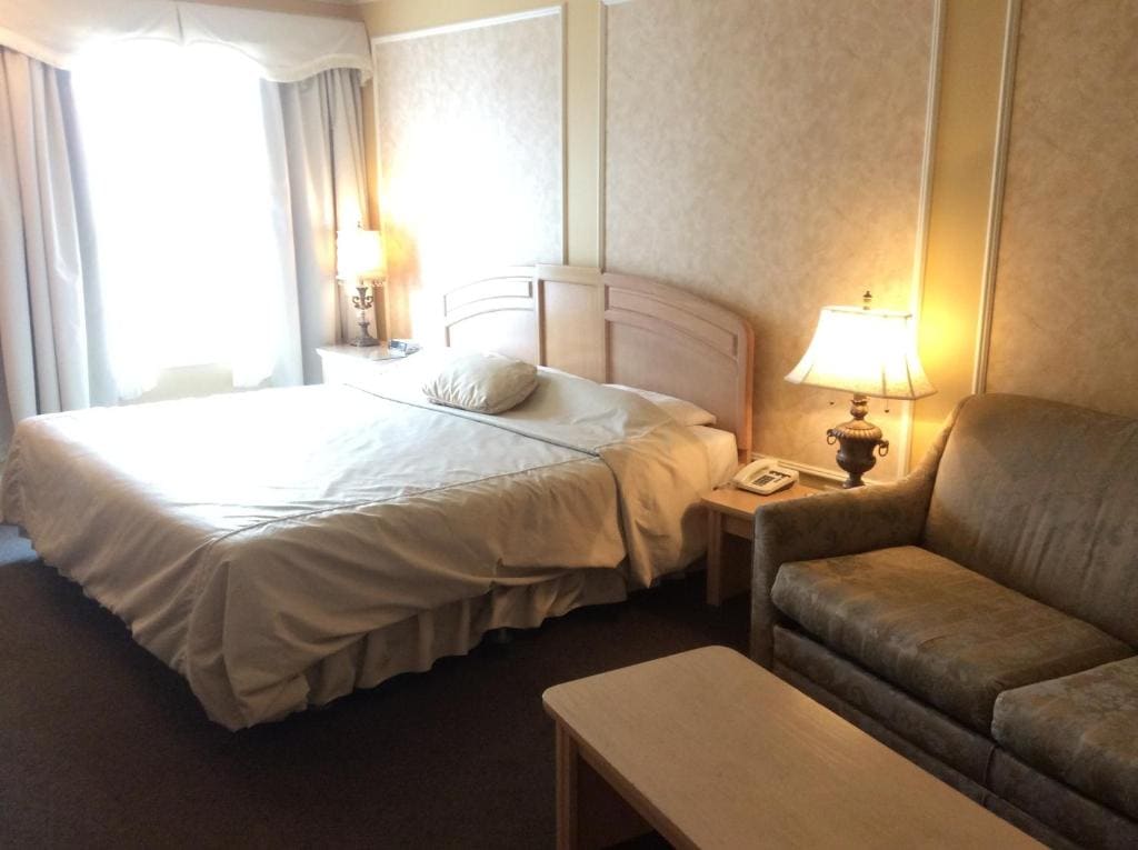 Queen Room with Two Queen Beds - Non-Smoking room - Image 3