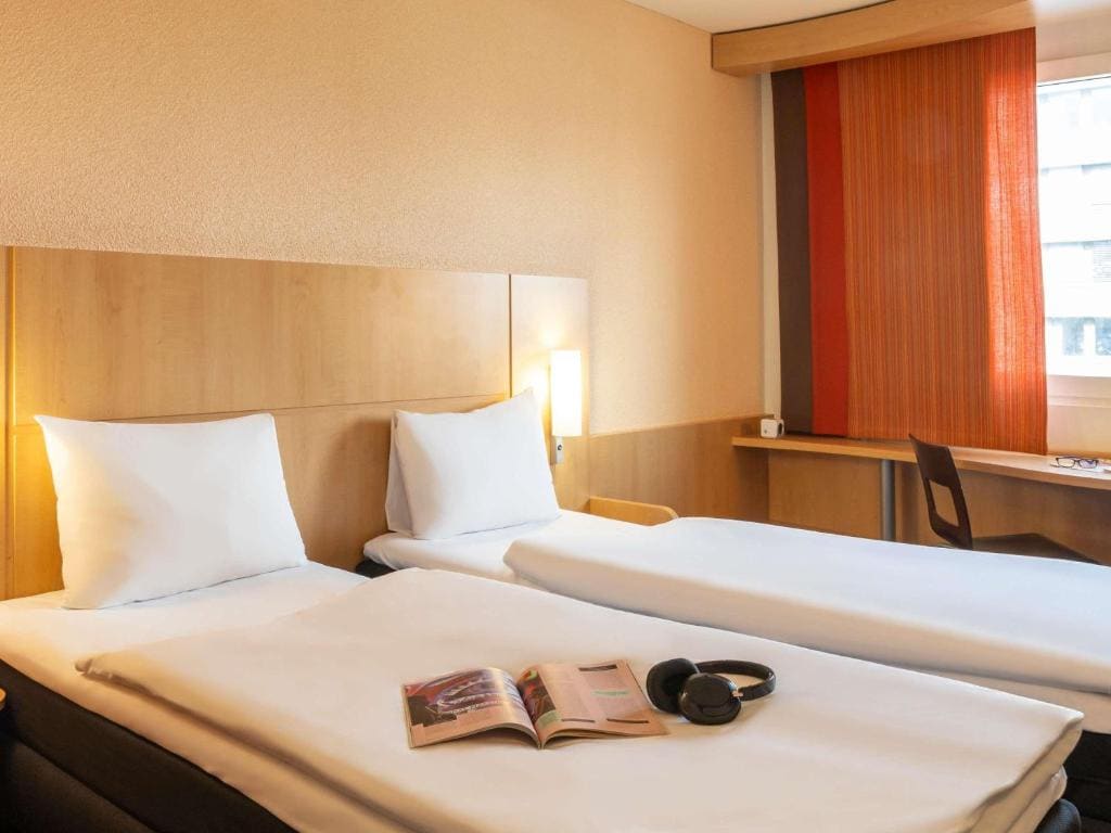 Standard Twin Room room - Image 3
