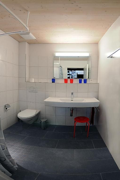 Standard Twin Room with Shared Bathroom room - Image 3