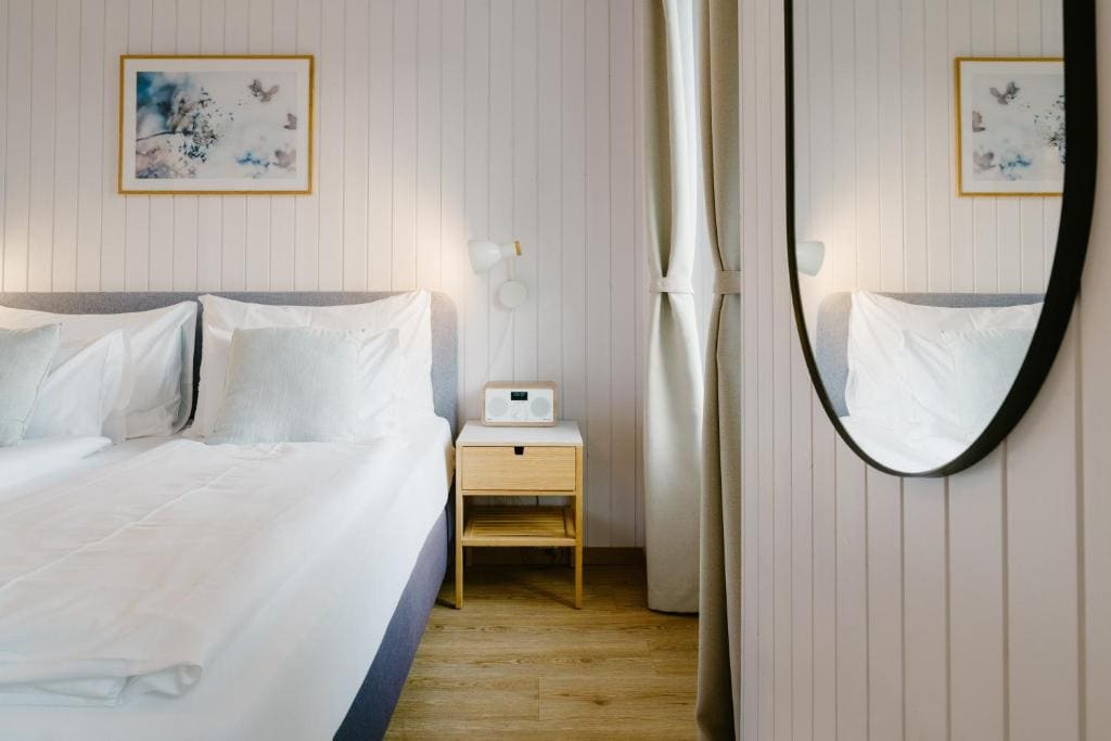 Panorama Junior Suite with Balcony room - Image 3
