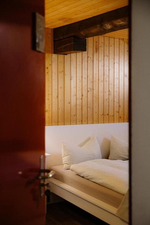 Standard Double Room with Shared Bathroom room - Image 2