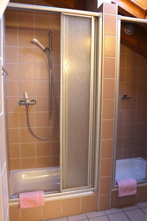 Family Room with Shared Bathroom room - Image 3