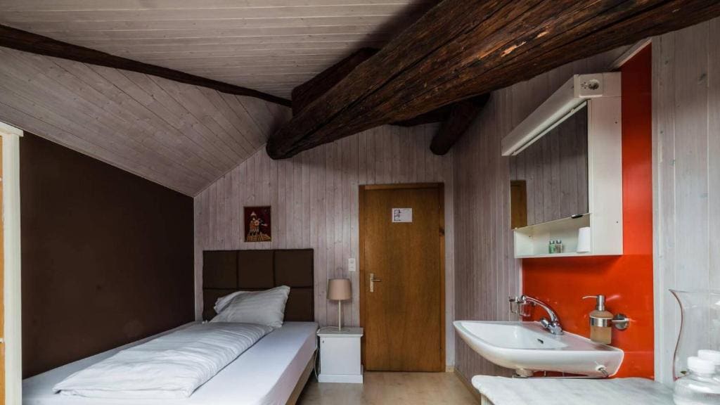 Single Room with Shared Bathroom room - Image 1