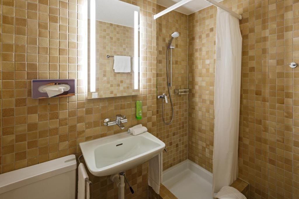 Comfort Quadruple Room room - Image 3
