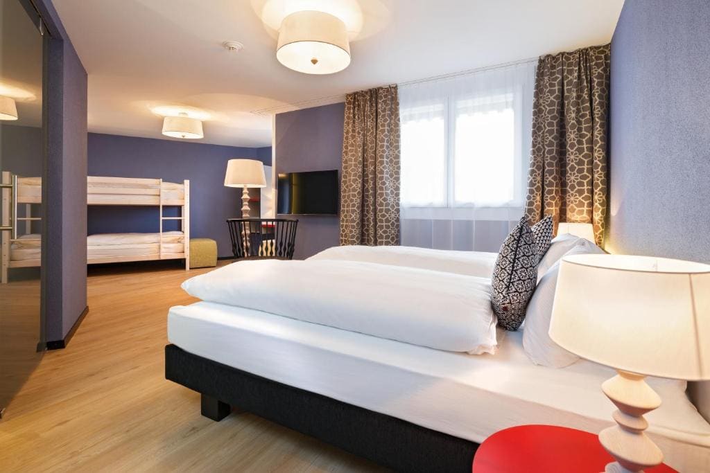 Modern Quadruple Room room - Image 1