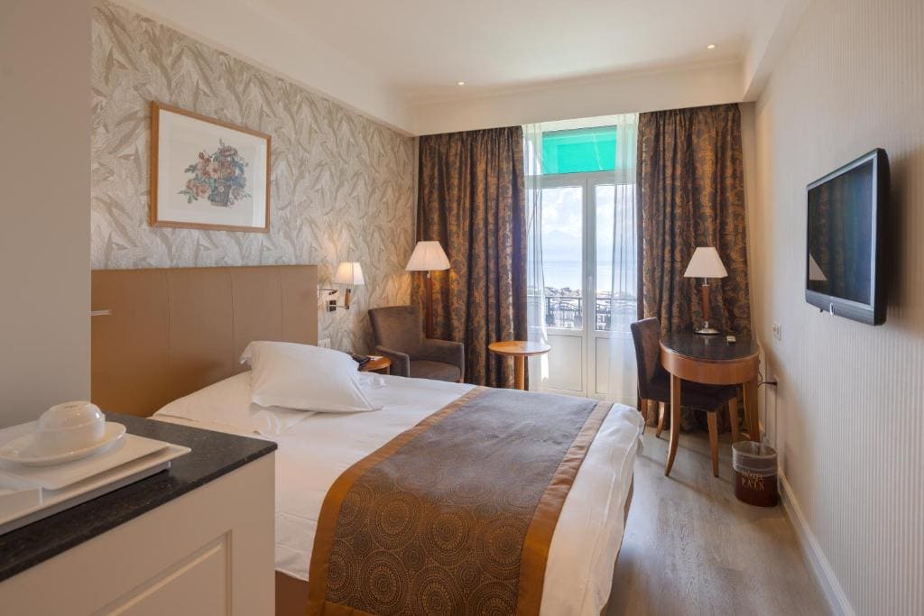 Single Room with Lake View room - Image 1
