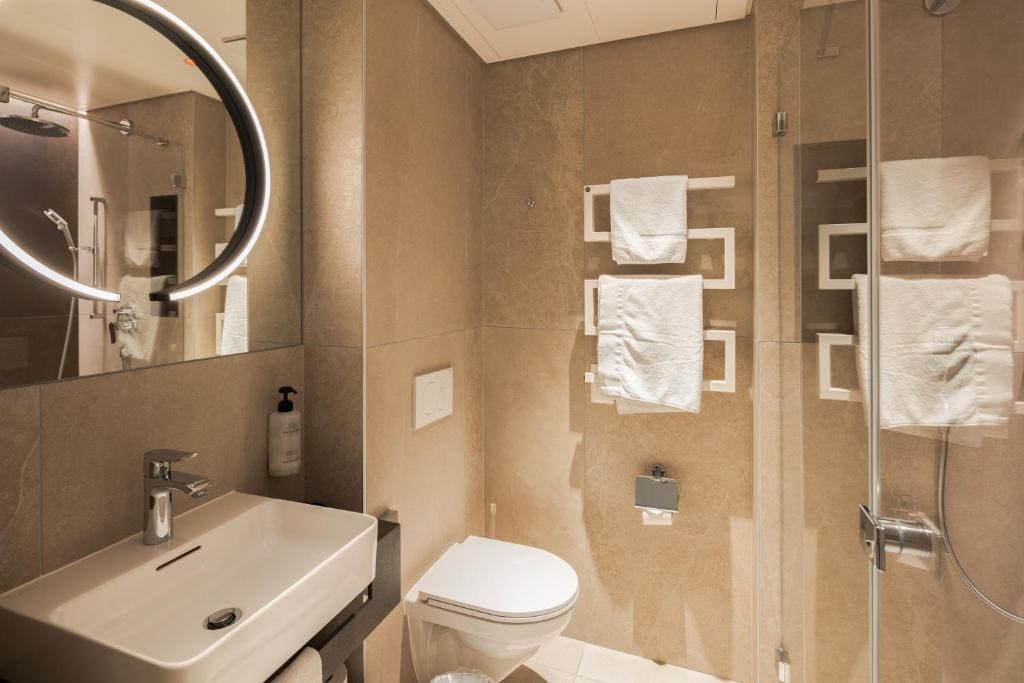 Single Room with Lake View room - Image 3