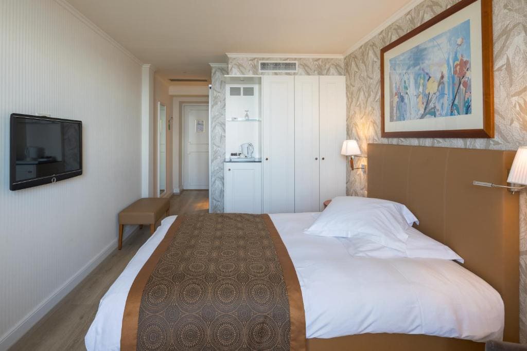 Single Room with Lake View room - Image 2