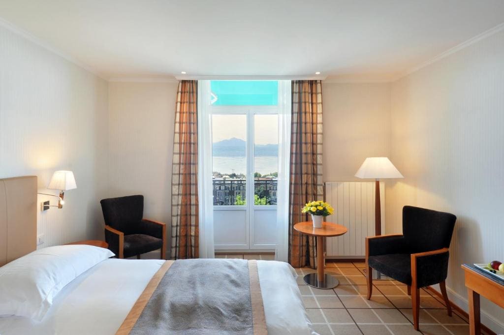 Double Room with Lake View room - Image 3
