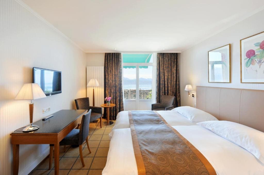 Double Room with Lake View room - Image 2