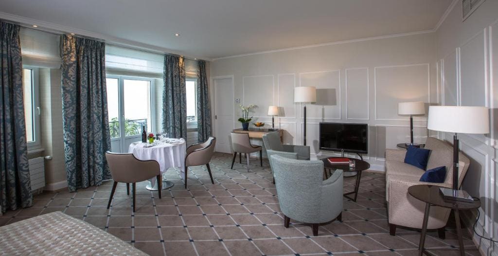 Suite with Lake View room - Image 3