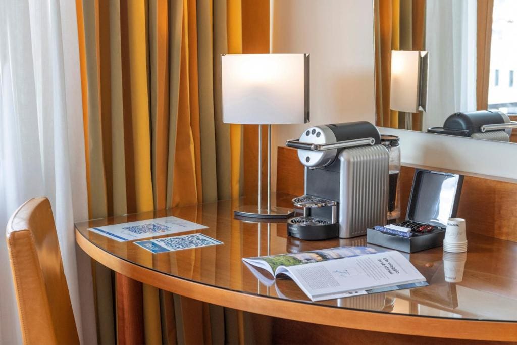 Superior Double Room with Lake View room - Image 3