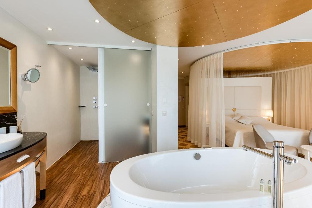 Romantic Suite with River View and Balcony room - Image 1