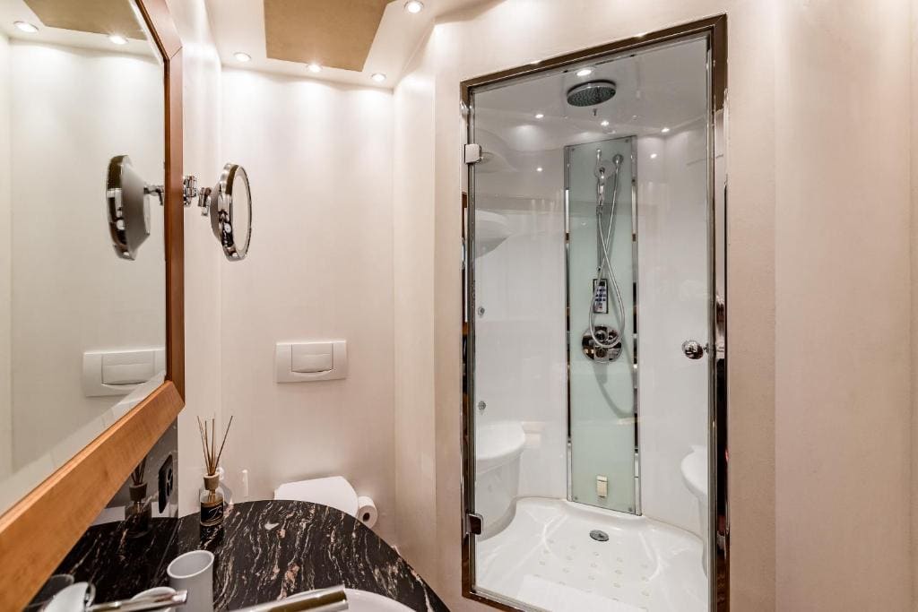 Suite with Whirlpool, River View and Balcony room - Image 3