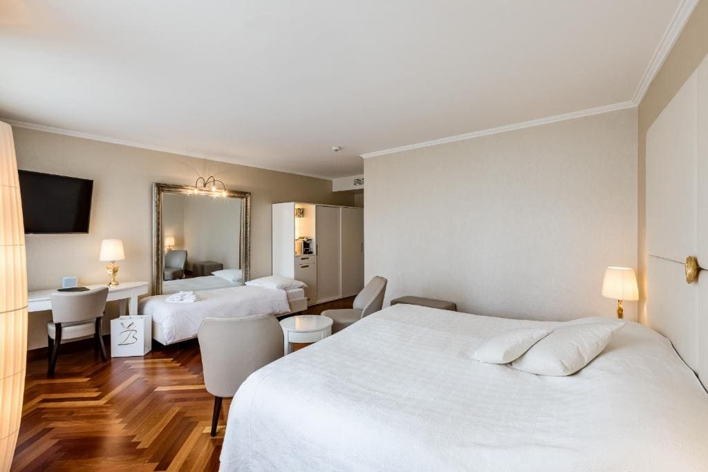 Triple Room with River View room - Image 1
