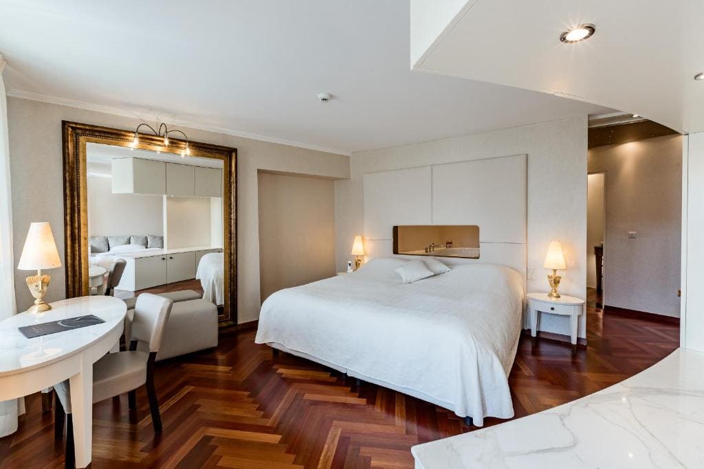 Suite with Whirlpool, River View and Balcony room - Image 1