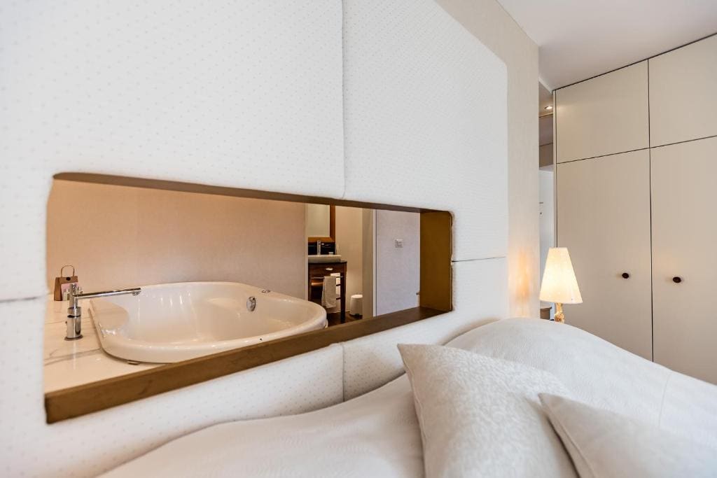 Suite with Whirlpool, River View and Balcony room - Image 2