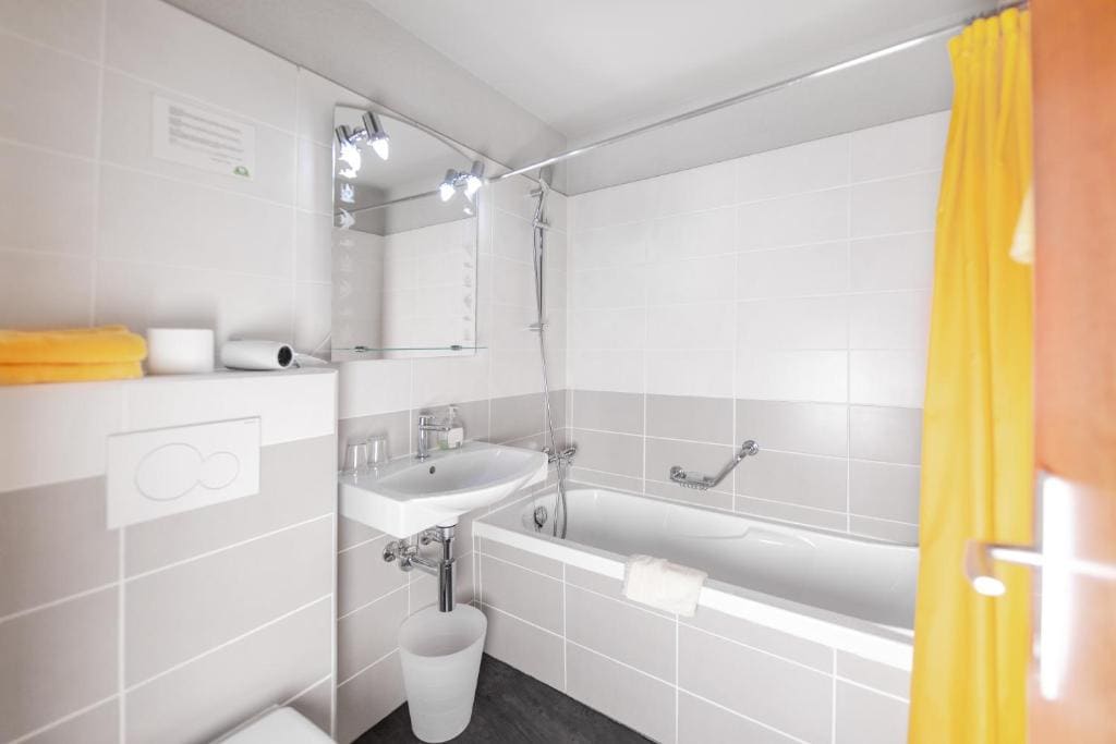 Standard Triple Room room - Image 2
