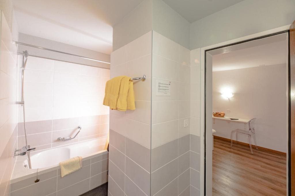Standard Triple Room room - Image 3