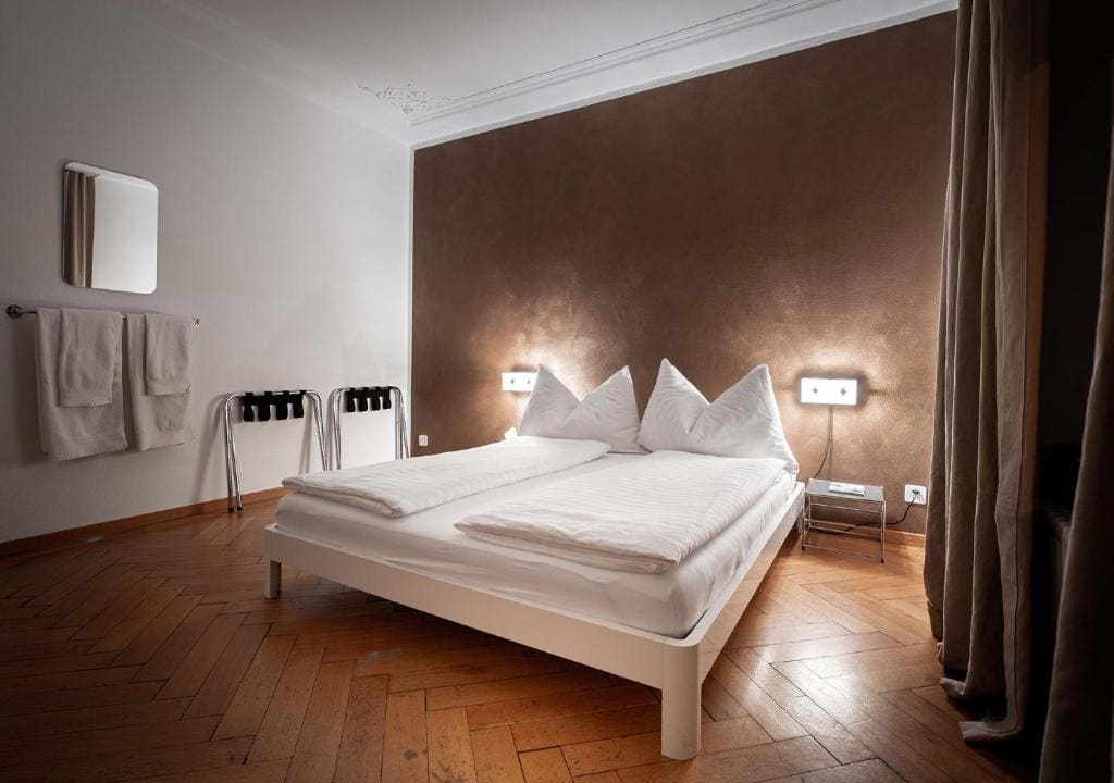 Standard Double Room with Shared Bathroom room - Image 3