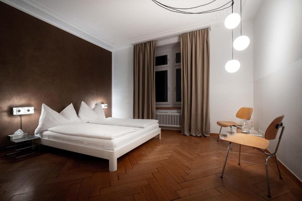 Standard Double Room with Shared Bathroom room - Image 2