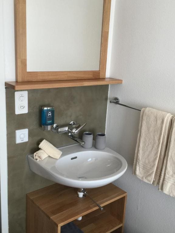 Single Room with Private Bathroom room - Image 1