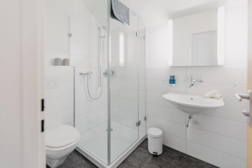 Deluxe Double Room with Shower room - Image 3