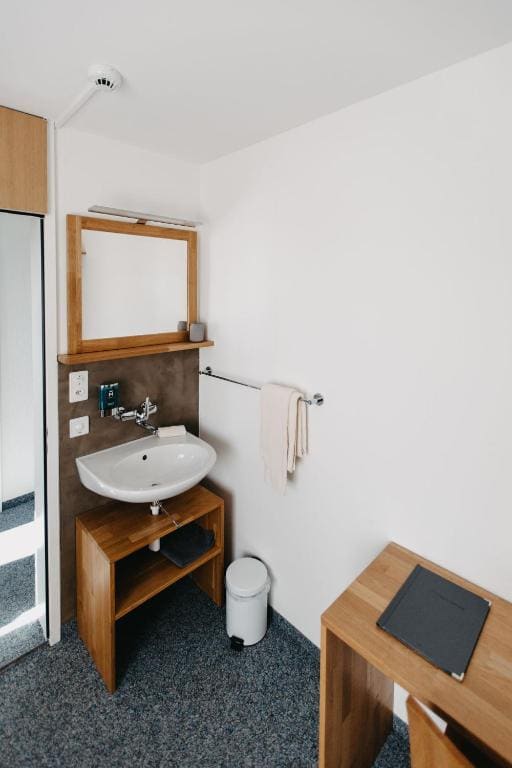 Single Room with Shared Bathroom room - Image 2
