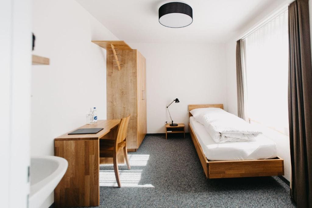 Double Room with Shared Bathroom room - Image 3