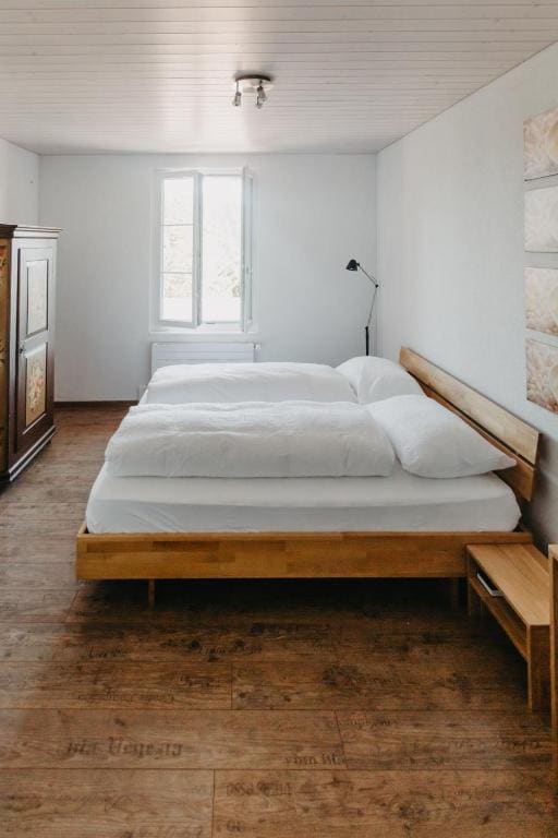 One-Bedroom Apartment room - Image 1