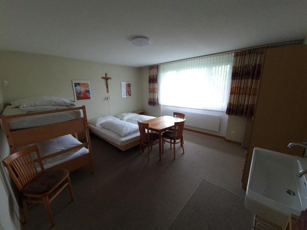 Family Room with Shared Bathroom room - Image 1