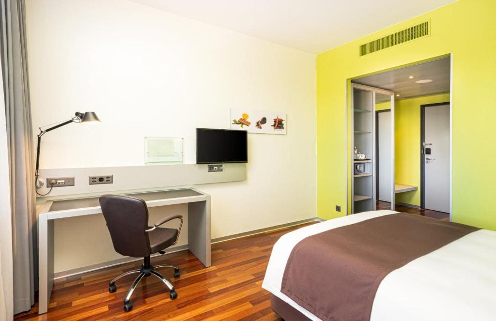 Standard Queen Room - Accessible room - Image 2