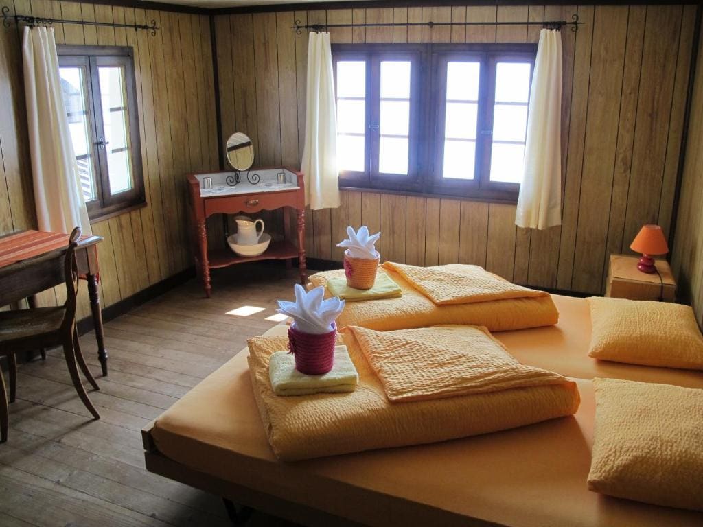 Superior Double Room with Shared Bathroom room - Image 2