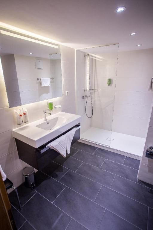 Superior Double Room South room - Image 3