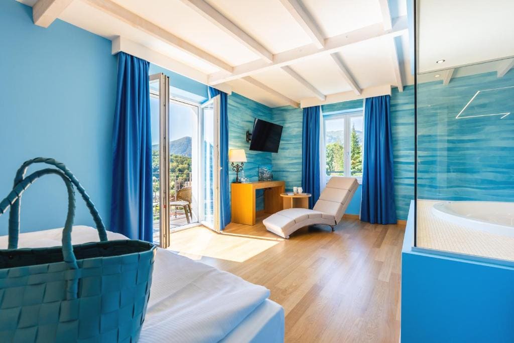 Deluxe Suite with Hot Tub room - Image 1