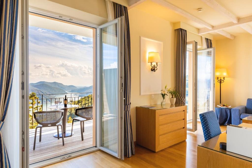 Panorama Suite with Lake View room - Image 2