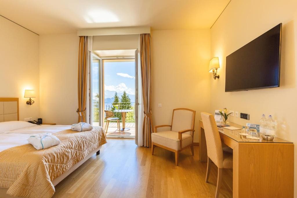 Classic Double Room with Lake View room - Image 2