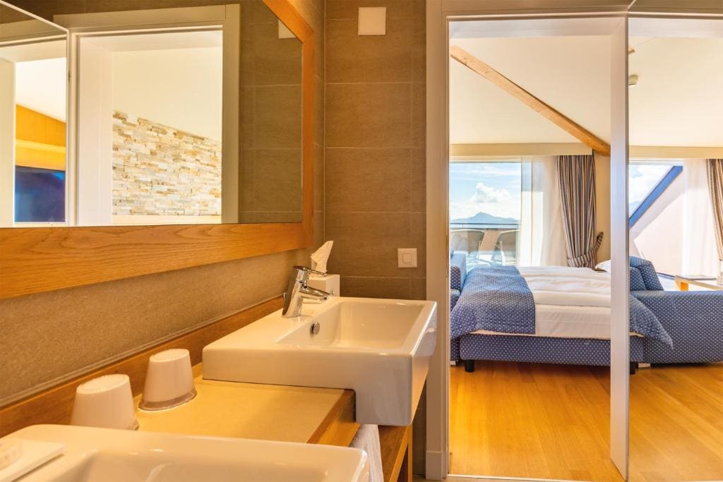 Penthouse Suite with Lake View room - Image 1