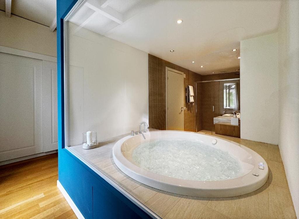 Suite with Hot Tub room - Image 1