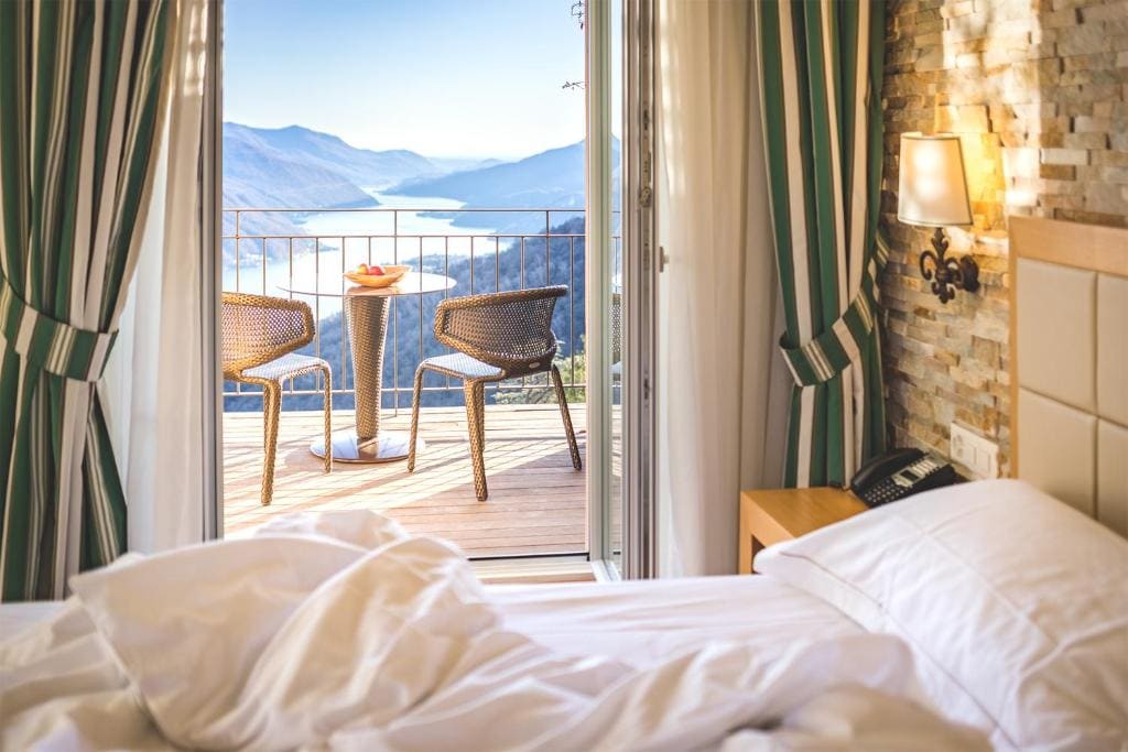 Classic Double Room with Lake View room - Image 3
