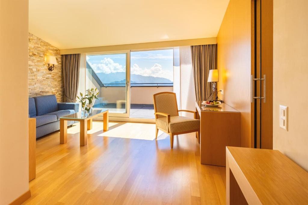 Penthouse Suite with Lake View room - Image 3