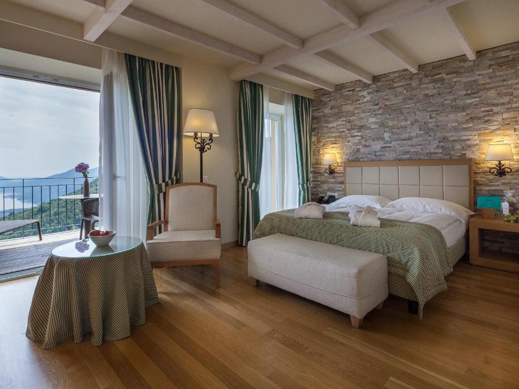 Comfort Double Room with Lake View room - Image 2