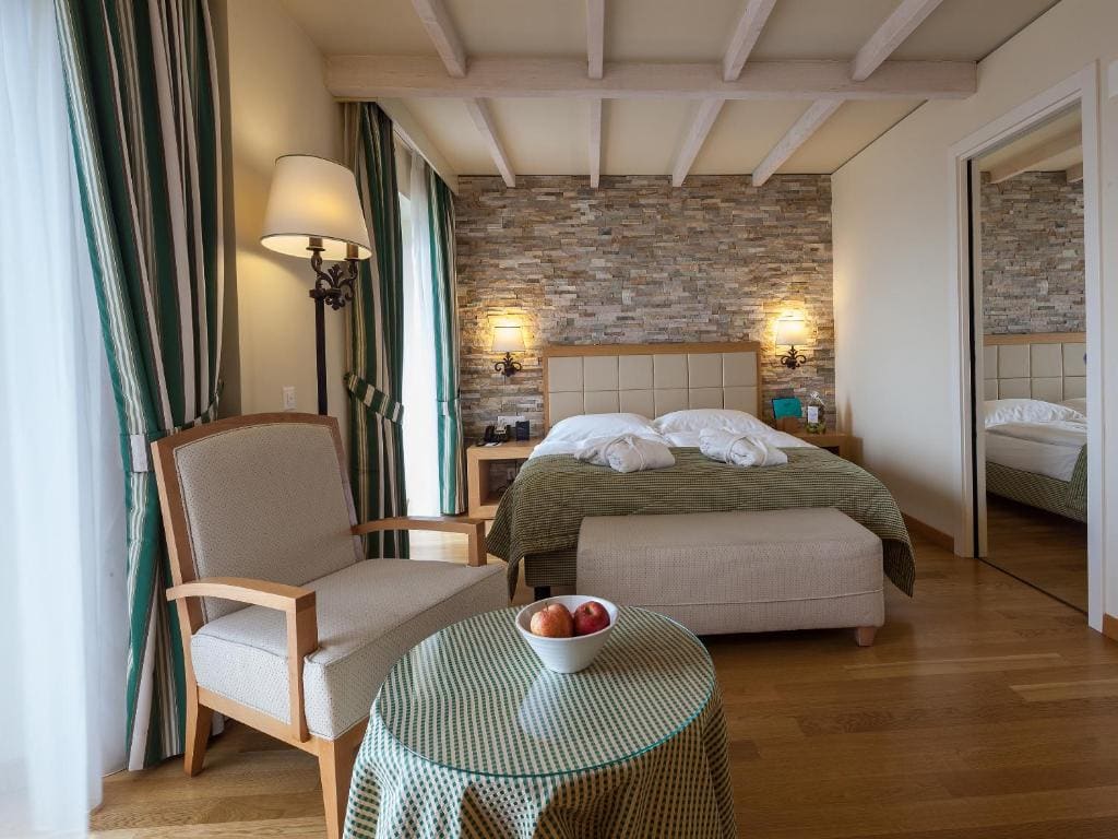 Comfort Double Room with Lake View room - Image 3