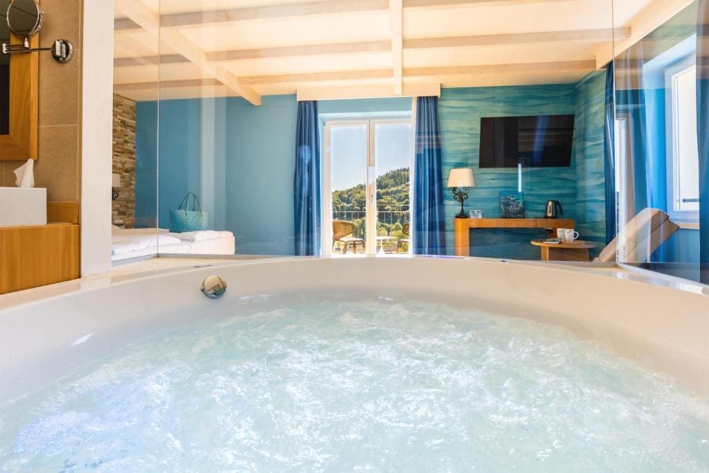 Deluxe Suite with Hot Tub room - Image 2