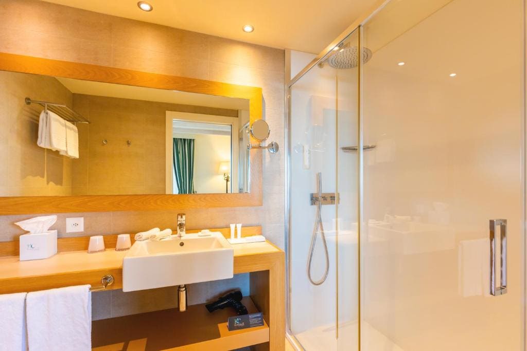 Exclusive Double Room with Lake View room - Image 3